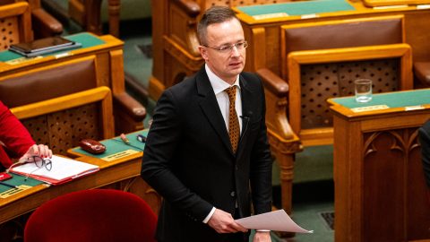 Szijjártó a gyülekezési törvény módosítása elleni tiltakozásról: Ha egy nagykövetem részt venne ilyenben, azonnal kirúgnám