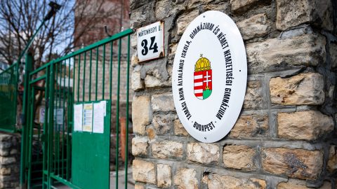 Ráhívták a rendőröket egy budai iskola tanulójára a „dohányzás elleni tevékenység” jegyében
