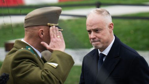 A honvédelmi miniszter szerint a „politikai kalandorok” az újdörögdi gránátbalesetet „öncélú haszonszerzésre” akarják felhasználni
