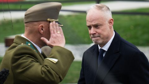 Több száz vietnámi kamuprofilról érkezett lájk Szalay-Bobrovniczky gránátbalesetről szóló posztjára