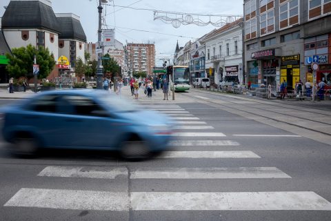 Szexuális kényszerítéssel gyanúsították meg nyugdíjas asszonyokat zaklató bukósisakos szatírt