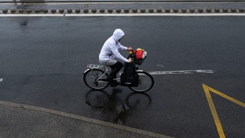 Az ország egy részén egész nap esni fog, máshol még a nap is kisüthet