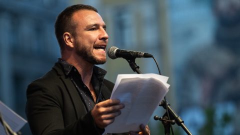 „Ilyenkor már működik az arcfelismerő rendszer?” – Molnár Áron reagált a Pride betiltása ellen tüntető fiatal orrát betörő járókelő ügyére