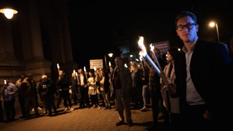 A francia miniszterelnök meghívására a demokrácia törékenységéről beszél a Momentum képviselője Párizsban
