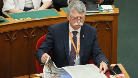 Kövér László szíve vérzik, okostelefonja pedig ma sincs