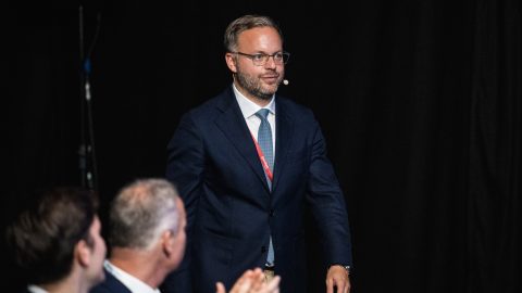 Orbán Balázs Matolcsyra mutogat, amikor az MNB-nél eltűnt milliárdokról kérdezték