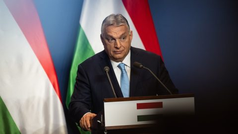 Medián: kormányváltást akar az abszolút többség