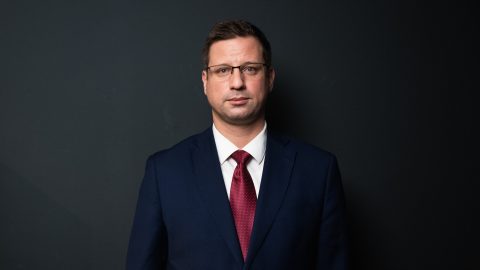 Gulyás szerint a magyar emberek hétfőn látni fogják, hogy csökkentek az árak