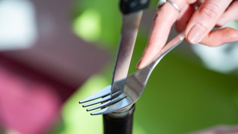 Folttisztítás tisztasági betéttel, vízkőoldás uborkalével, zuhanyzás nadrágban – újabb háztartási csodapraktikákat teszteltünk