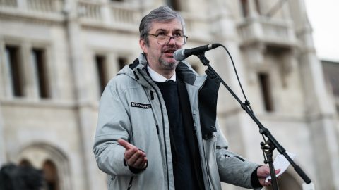 Másfél nap alatt összedobták követői Hadházy füstgyertyázásért kapott büntetését
