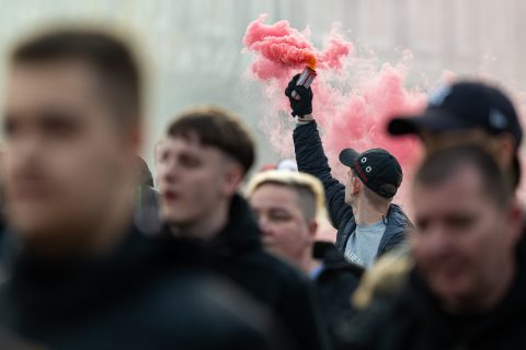 150 ezres pénzbüntetést kapott a férfi, aki füstbombát dobott a pálya felé a magyar-török focimeccsen