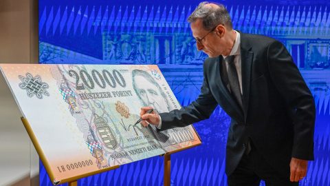 Varga Mihály nem válaszolt arra, felelősnek tartja-e Matolcsy Györgyöt az MNB alapítványi botrányáért