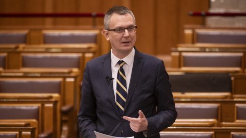 Rétvári: Ha a parlamentben működik az arcfelismerő rendszer, akkor a tüntetéseken miért ne használjuk?