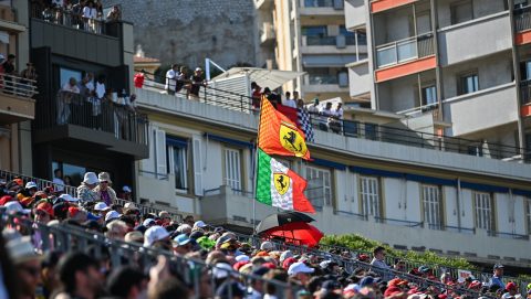 Egy monacói luxusszálloda erkélyén látható Matolcsy Ádám a Netflix Forma-1-es sorozatában