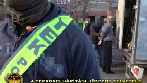 Fegyverrel fenyegette a párját egy férfi Balatonfüreden, a fővárosban kapták el a TEK-esek