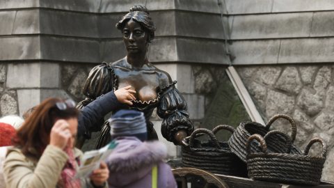 Túl sokan simogatják a melleit: magasabb talapzatra helyeznék Dublin ikonikus szobrát