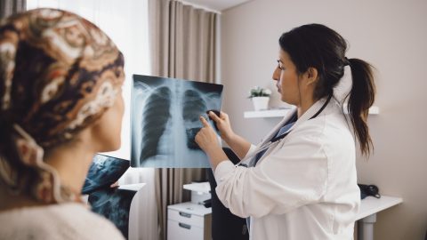 A kutyájának és egy szúnyogcsípésnek köszönhetően tudta meg a fiatal nő, hogy rákos