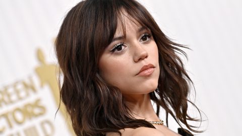 Jenna Ortega üvegből készült ruhát vett fel, amiben felettébb fájdalmas volt számára a leülés