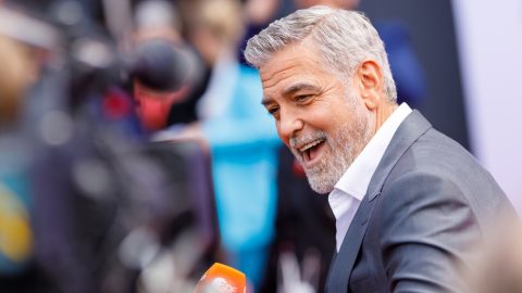 Ennyit a védjegyévé vált ősz hajáról – George Clooney találkozott a barna hajfestékkel