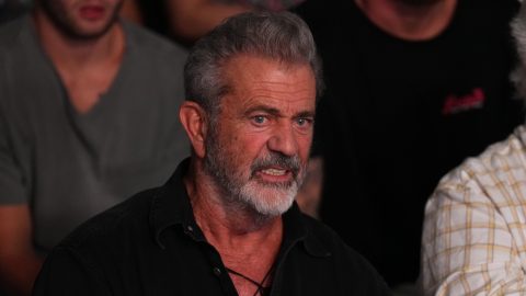Az amerikai igazságügyi minisztérium korábbi dolgozója állítja, azért rúgták ki, mert nem akarta visszaadni Mel Gibson fegyvertartási engedélyét
