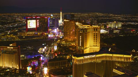 A gyászoló özvegyasszony beperelte a Las Vegas-i szállodát, ahol a férje meghalt, miután egy prostituálttal látták
