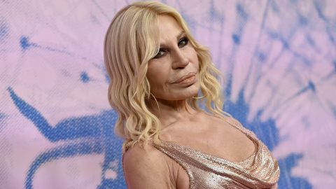 Donatella Versace lemondott a divatmárka igazgatói posztjáról