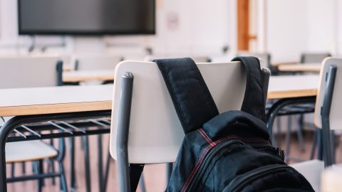 Letérdeltettek és bocsánatkérésre kényszerítettek egy hetedikes lányt a diáktársai, majd miután ez megtörtént, ököllel nekiestek és megrugdosták