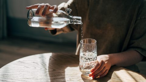 Ennyi folyadékot kellene innia naponta az életkora és neme alapján