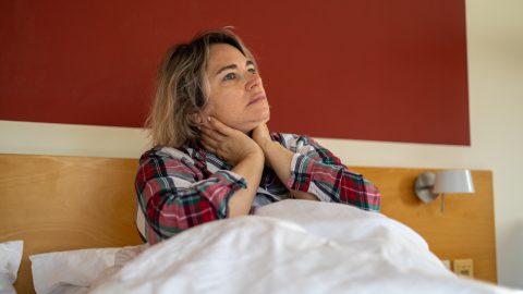 Befeszült izmok, rémálmok, bőrproblémák – így is jelezheti a testünk, ha túl sok stressz ér minket
