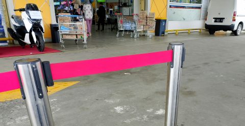 Pénzt követeltek egy gyerektől a boltban, az eladó kizavarta őket, a kisfiút ezután megverték és kirabolták a közért előtt