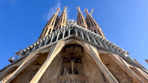 Három művész verseng azért, hogy megtervezhessék az 1882 óta épülő Sagrada Familia főhomlokzatát