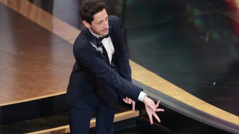 Adrien Brody elmondta, miért dobta köszönőbeszéde előtt a barátnője kezébe a rágóját az Oscar-gálán