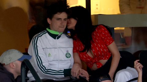 Kylie Jenner rögtön felfedezte az őket vevő kamerát a teniszmeccsen, és kínosan ráakaszkodott az inkább mérkőzést figyelő párjára, Timothée Chalamet-ra
