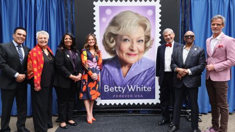 Betty White arcával ellátott bélyeget dobtak piacra Amerikában
