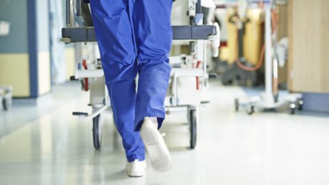 Őrjöngött és állba rúgta a beteghordót egy férfi a sürgősségin