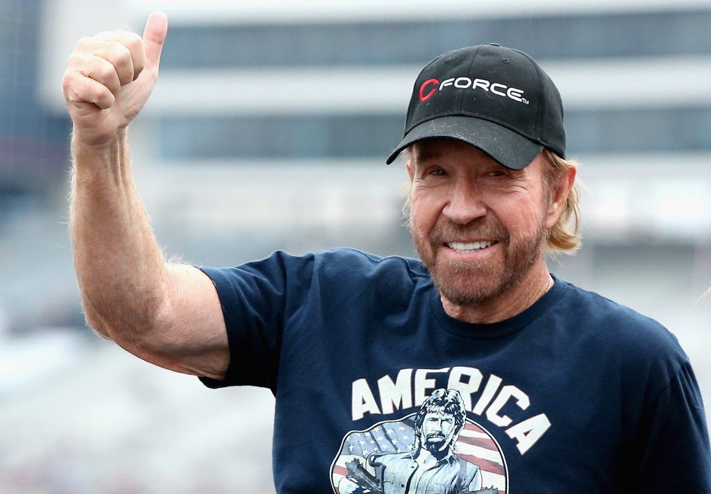 A pörgőrúgásainál csak a róla szóló viccek pusztítóbbak – a 85 éves Chuck Norris pályája képekben