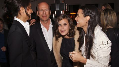 „Szeretem a szüleimet, mind a hármat” – Tallulah Willis régi közös fotót posztolt Bruce Willisszel, Demi Moore-ral és Emma Heming-Willisszel