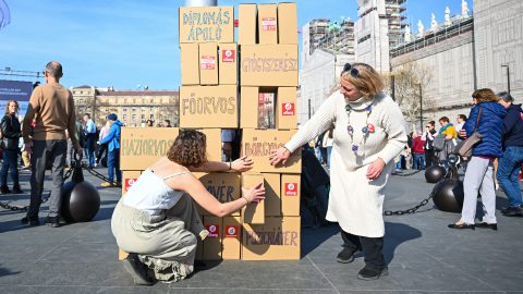 „Ne kapcsolatrendszeren múljon, hogy valaki túlél-e, vagy sem” – képeken a Kossuth téri orvostüntetés