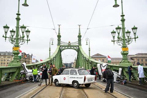 Kormányváltós Trabanttal, piknikkel ünnepel a Kétfarkú Kutya Párt a Szabadság hídon