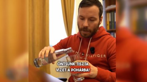 Kecskeméti László válaszvideóban bizonygatja, hogy jogosan vitte magával konyhabútort az önkormányzati lakásból