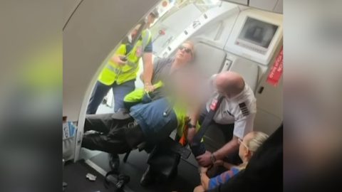 Az utasok gyűrték le a repülőre sörétes fegyverrel felszálló kamaszt Ausztráliában