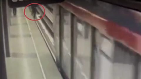 Videón, ahogy metró alá esik egy orosz diák