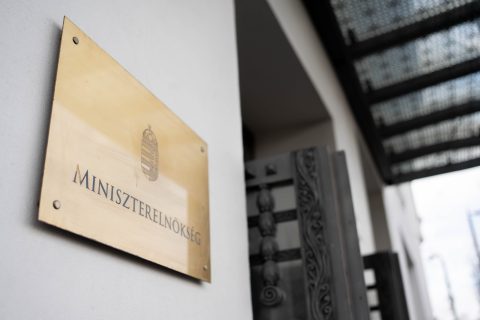 A Miniszterelnökségen dolgozik az a nő, akinek a kezében felrobbant a kézigránát