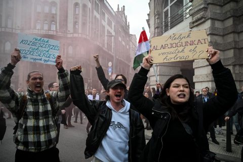 Eltörte egy fiatal férfi orrát a rá támadó járókelő a Pride betiltása elleni tüntetésen