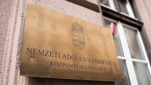 Egy éve ilyenkor: gyanús lett az adóellenőröknek, hogy túl sok férfi jár be a bababoltba