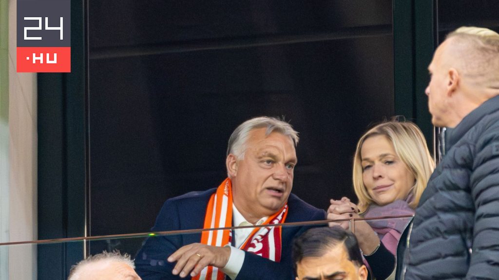 Orbán Viktor sportkocsmából jelentkezett be, és elmondta, szereti hallgatni a „csontzenét”