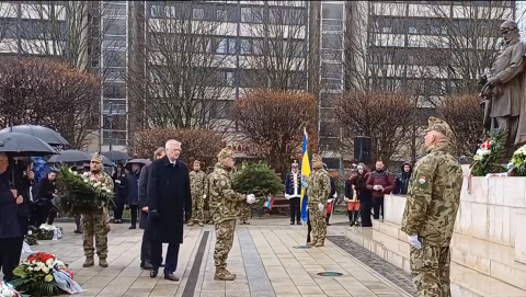 Kukába dobta az orosz főkonzul március 15-i koszorúját a debreceni momentumos
