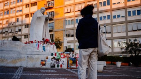 Vatikán: Ferenc pápa állapota továbbra is stabil
