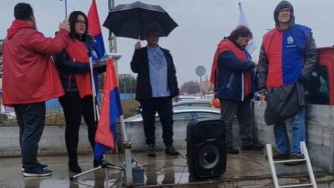 Tüntetnek a kínai autóipari beszállító munkásai Pápán, a kirúgott szakszervezeti titkár mellett