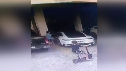 Elkötötte és rommá törte a szomszéd Porschéját egy 9 éves kisfiú Brazíliában